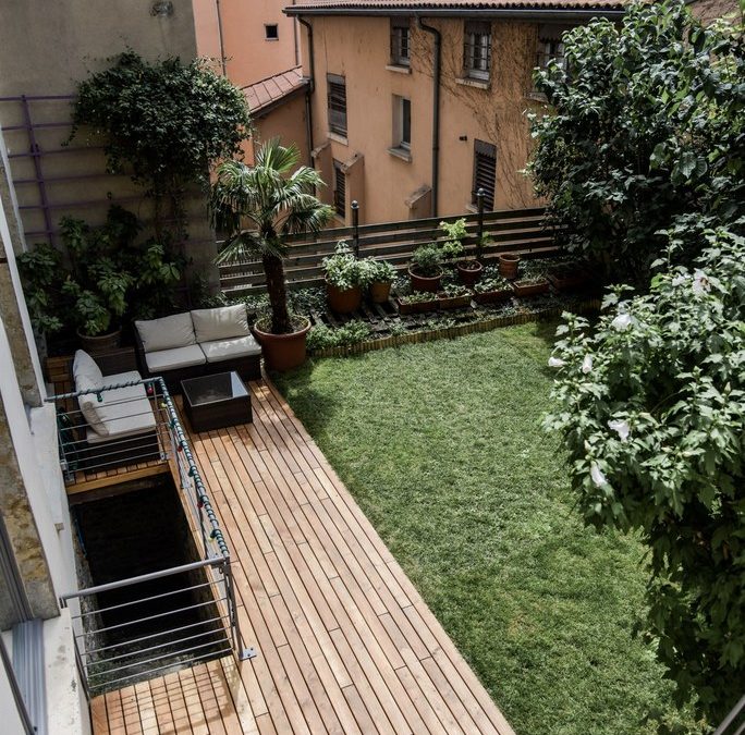 Découvrir, choisir, et faire aménager sa terrasse en bois par un professionnel paysagiste dans l’Ouest Lyonnais (69 – Rhône-Alpes)