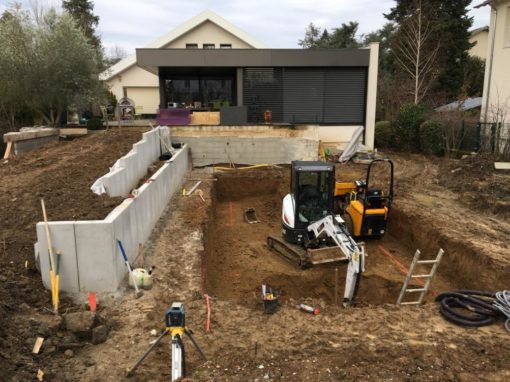 Terrassement de piscine sur terrain en pente et aménagement extérieur – TASSIN-LA-DEMI-LUNE