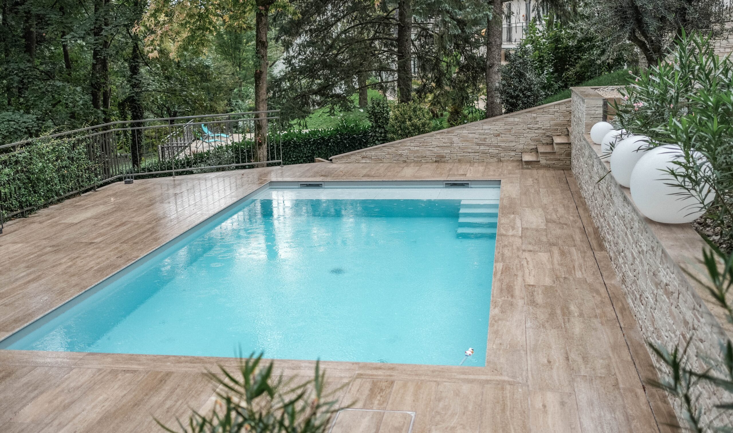 Création de piscine : un aménagement sur mesure pour votre jardin